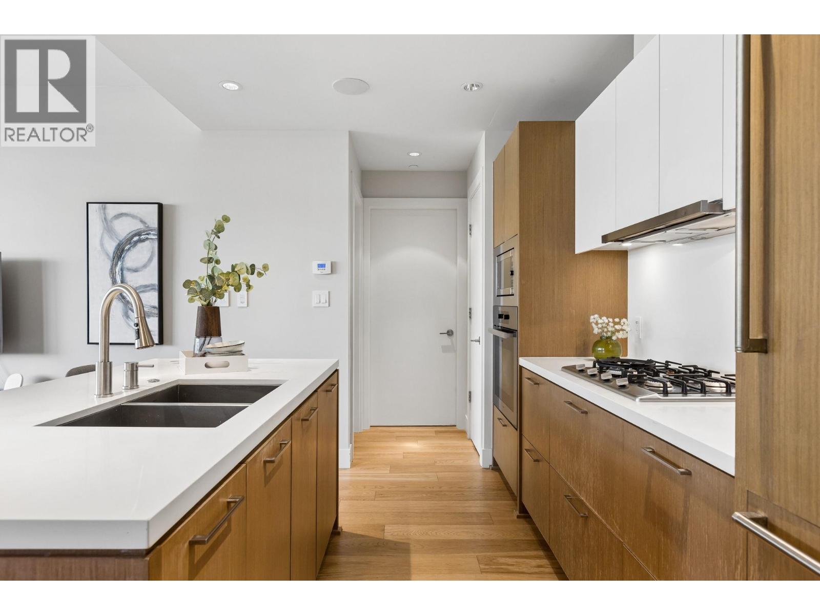 204 866 ARTHUR ERICKSON PLACE, West Vancouver