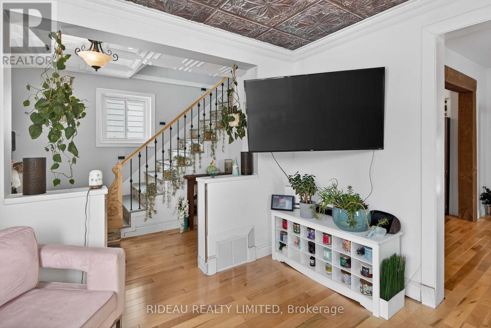 110 MAIN STREET E - 5
