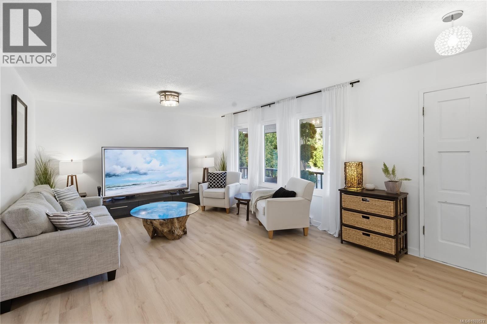 1025 Maple Lane Dr - Image 2