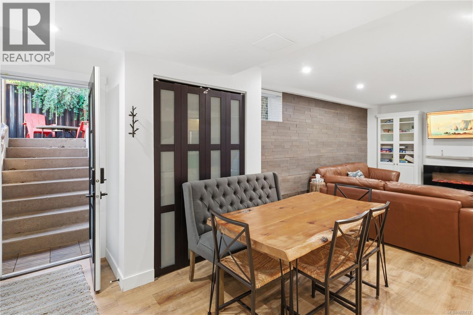 1025 Maple Lane Dr - 33