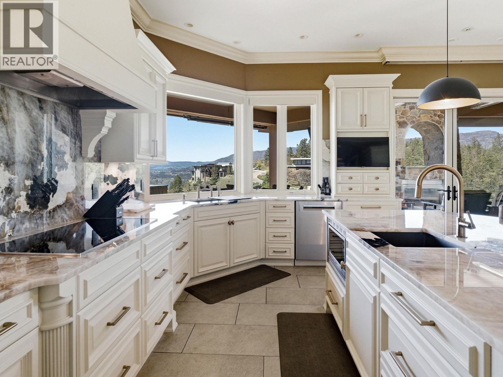  706 Highpointe Court, Kelowna