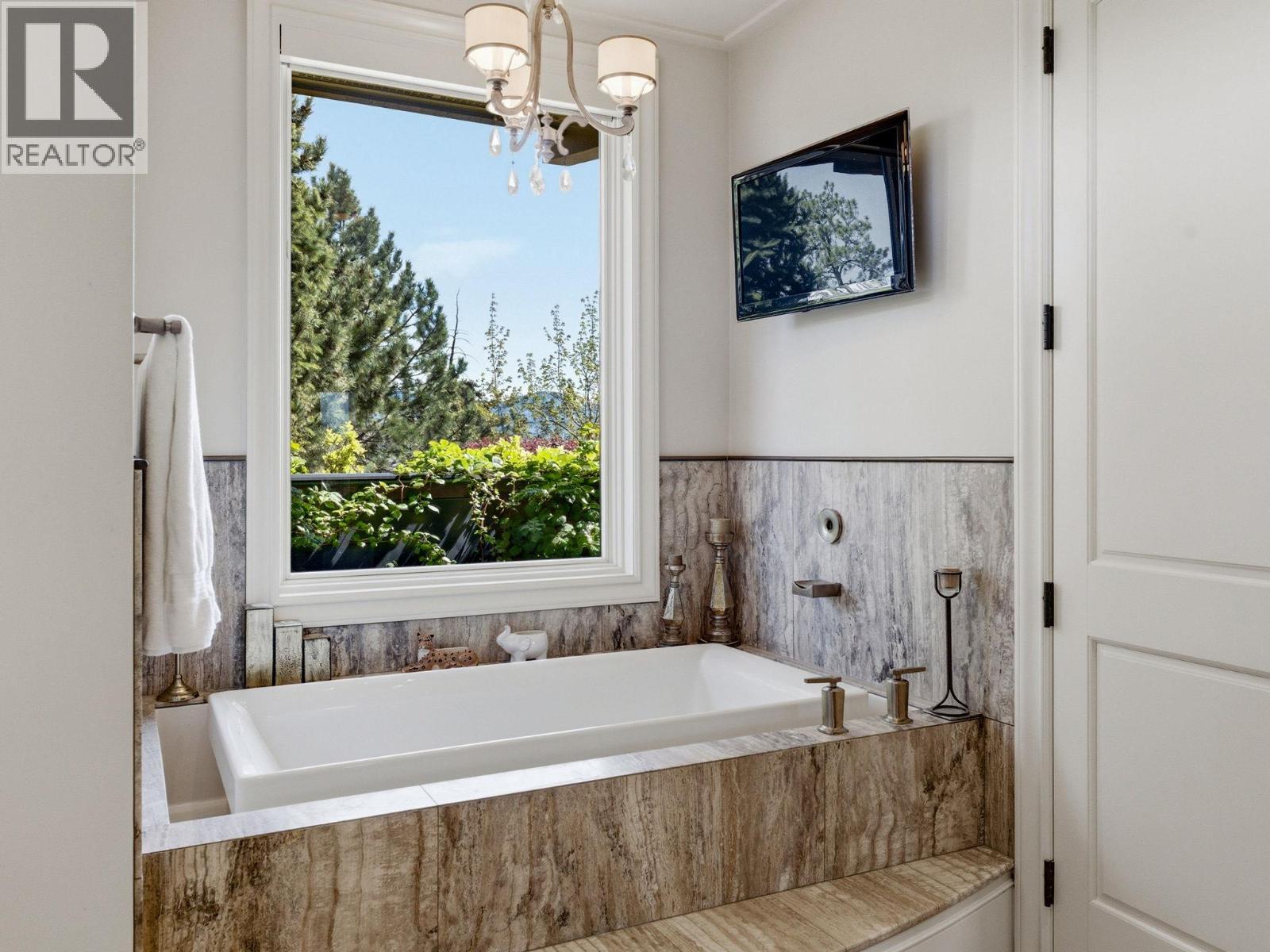  706 Highpointe Court, Kelowna