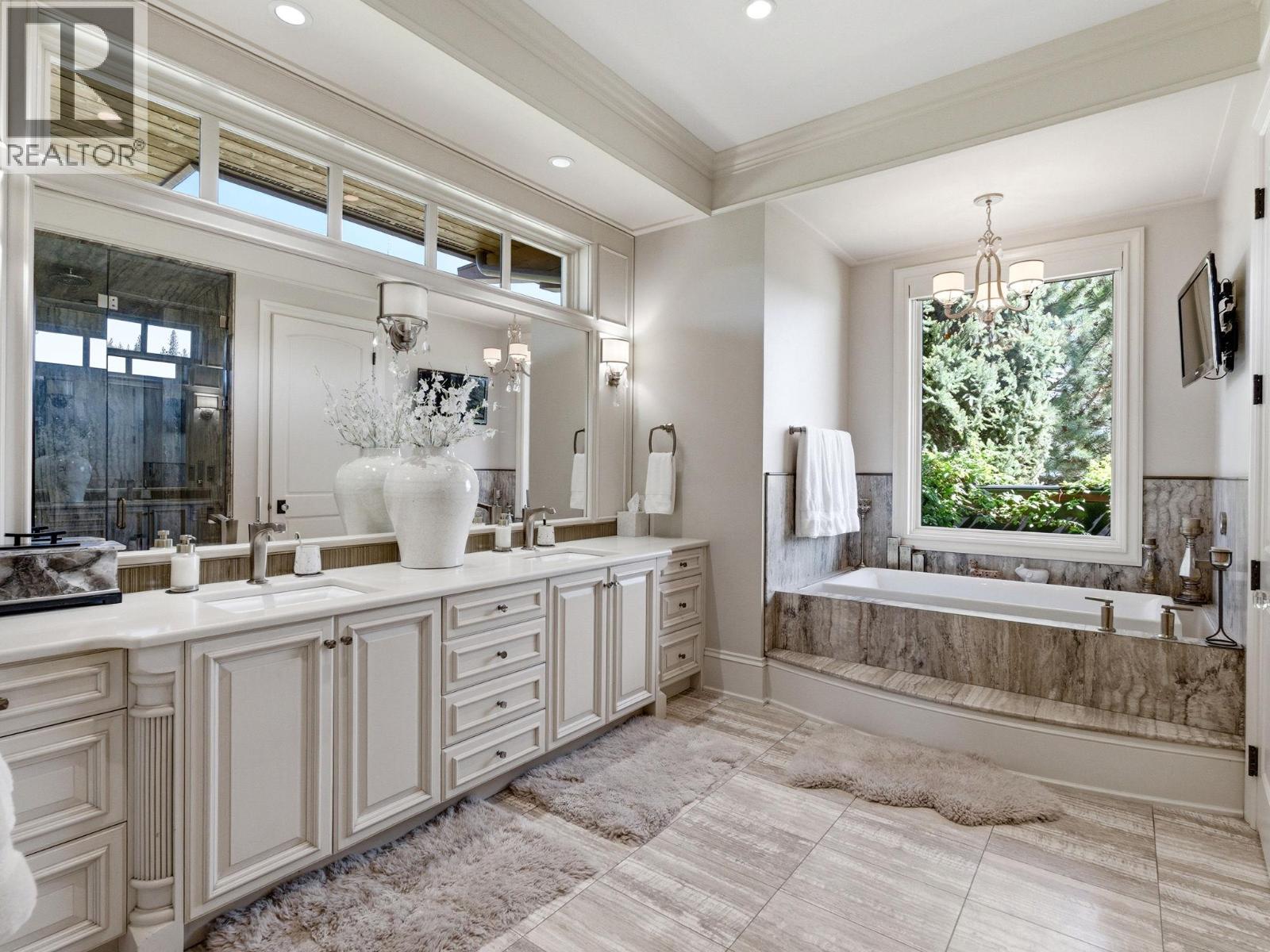  706 Highpointe Court, Kelowna