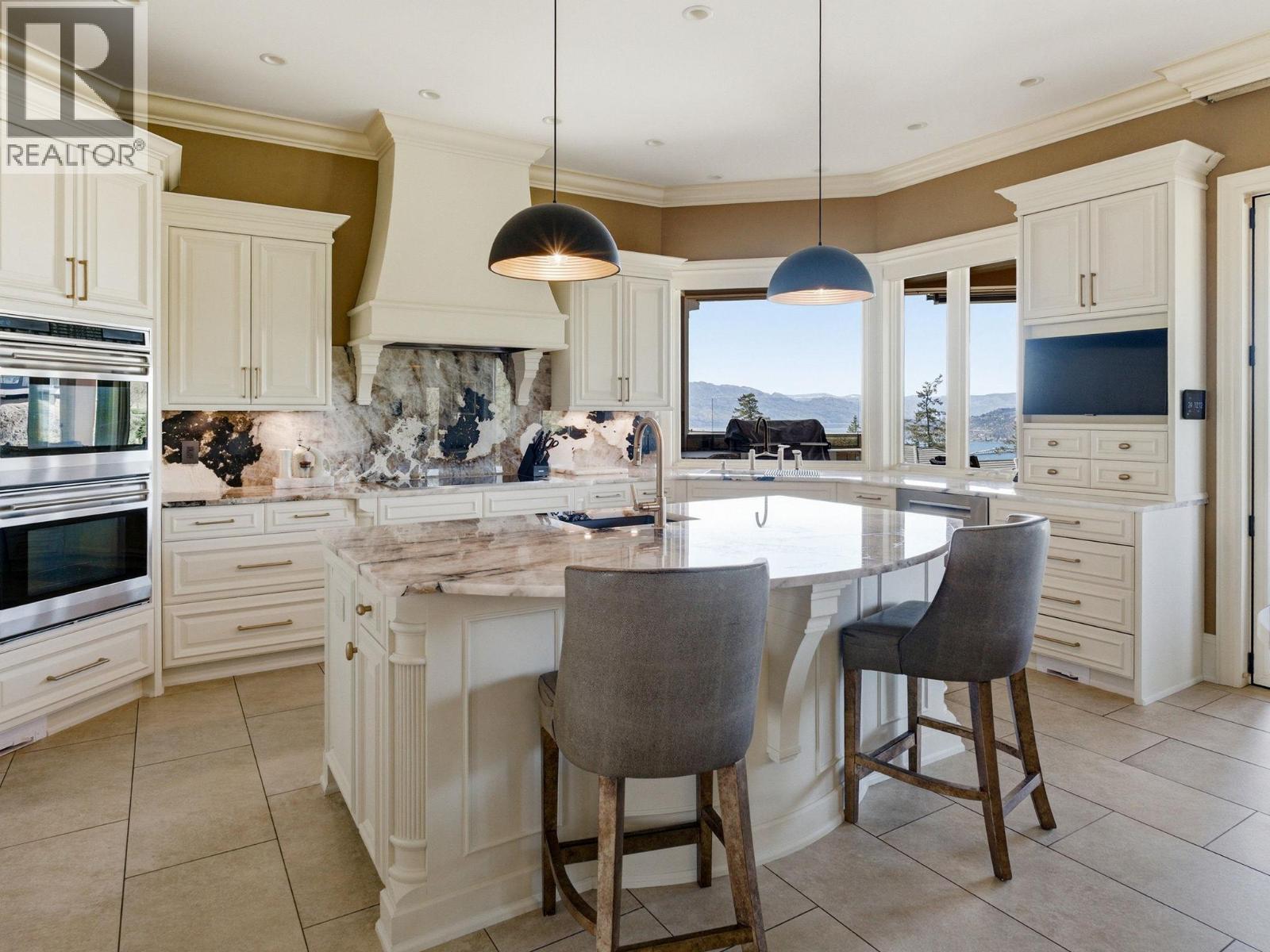  706 Highpointe Court, Kelowna