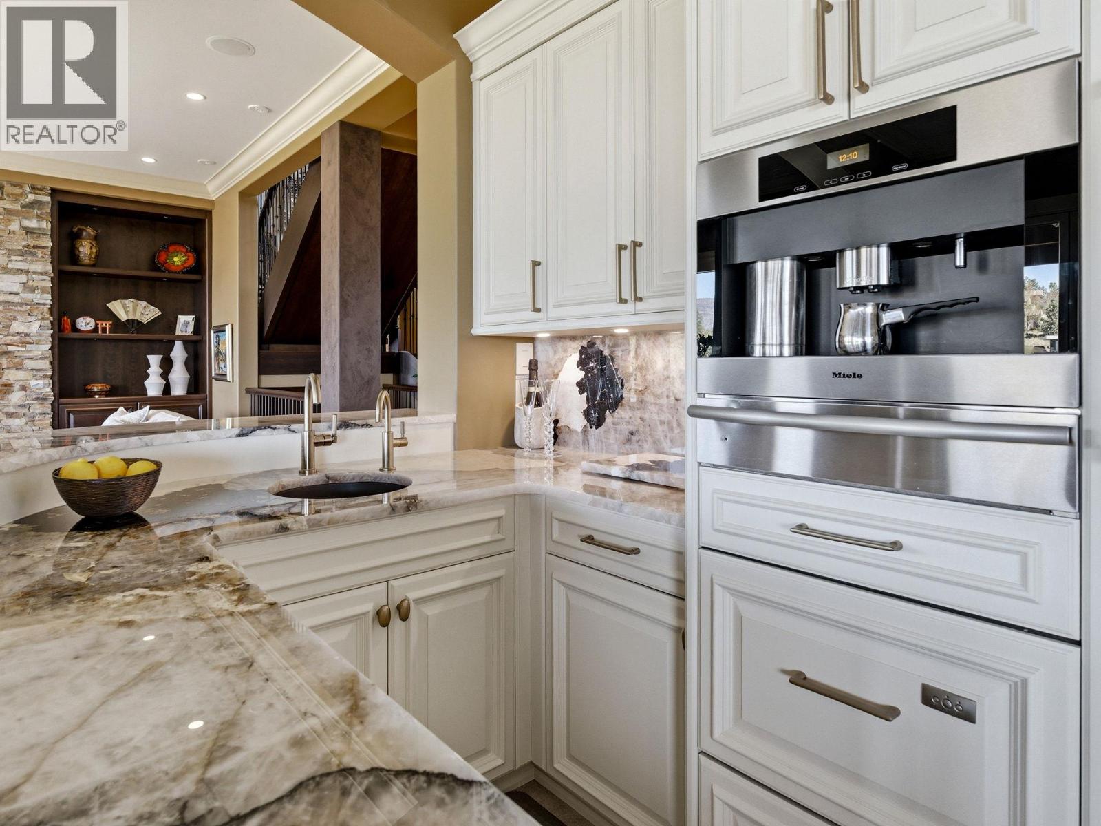  706 Highpointe Court, Kelowna