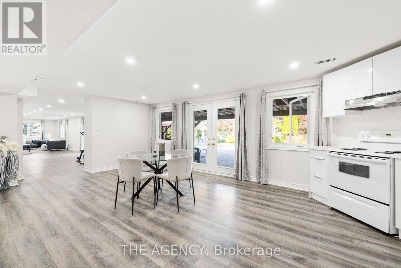 372 BURNS BOULEVARD — photo 30
