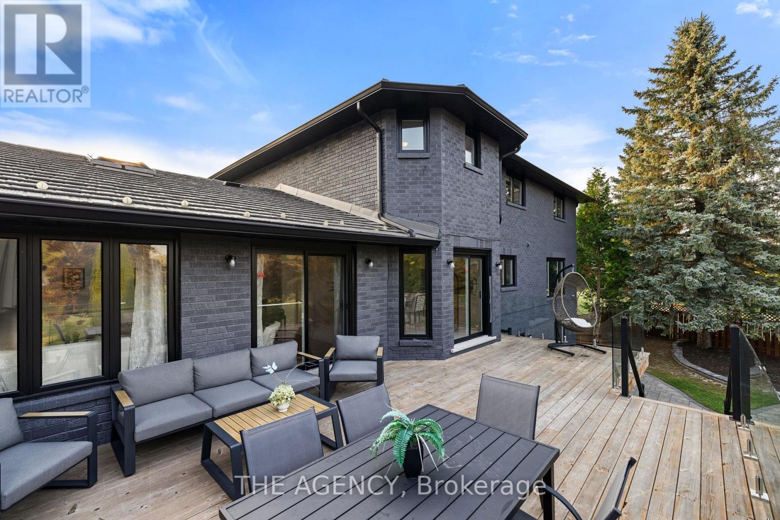 372 BURNS BOULEVARD — photo 31