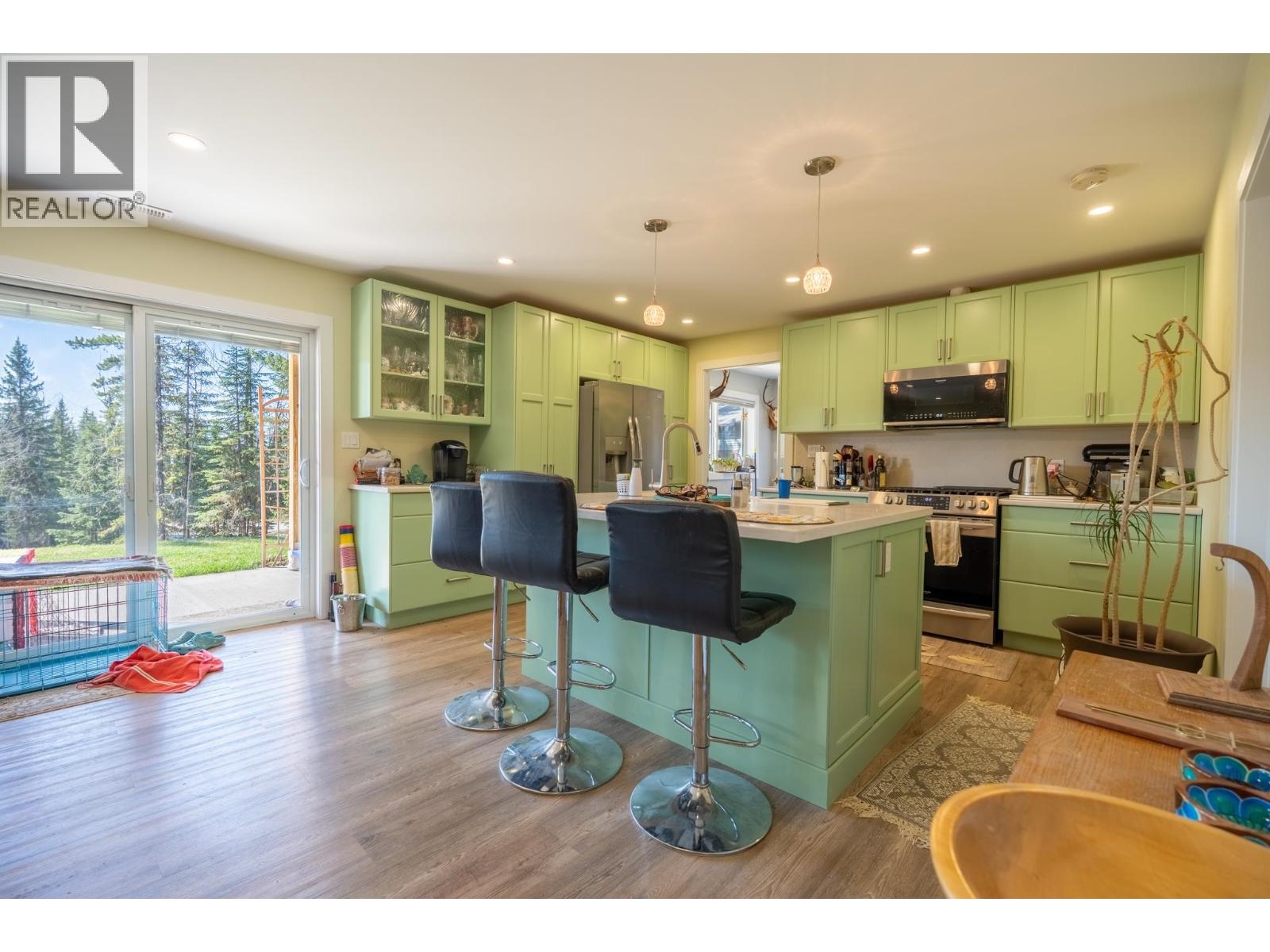 Photo 10 of 38 — 2077 SOMMERVILLE ROAD · Prince George, BC