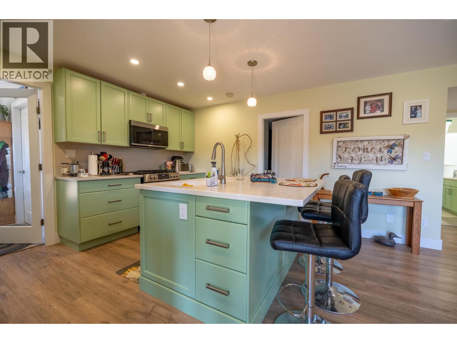 Photo 11 of 38 — 2077 SOMMERVILLE ROAD · Prince George, BC