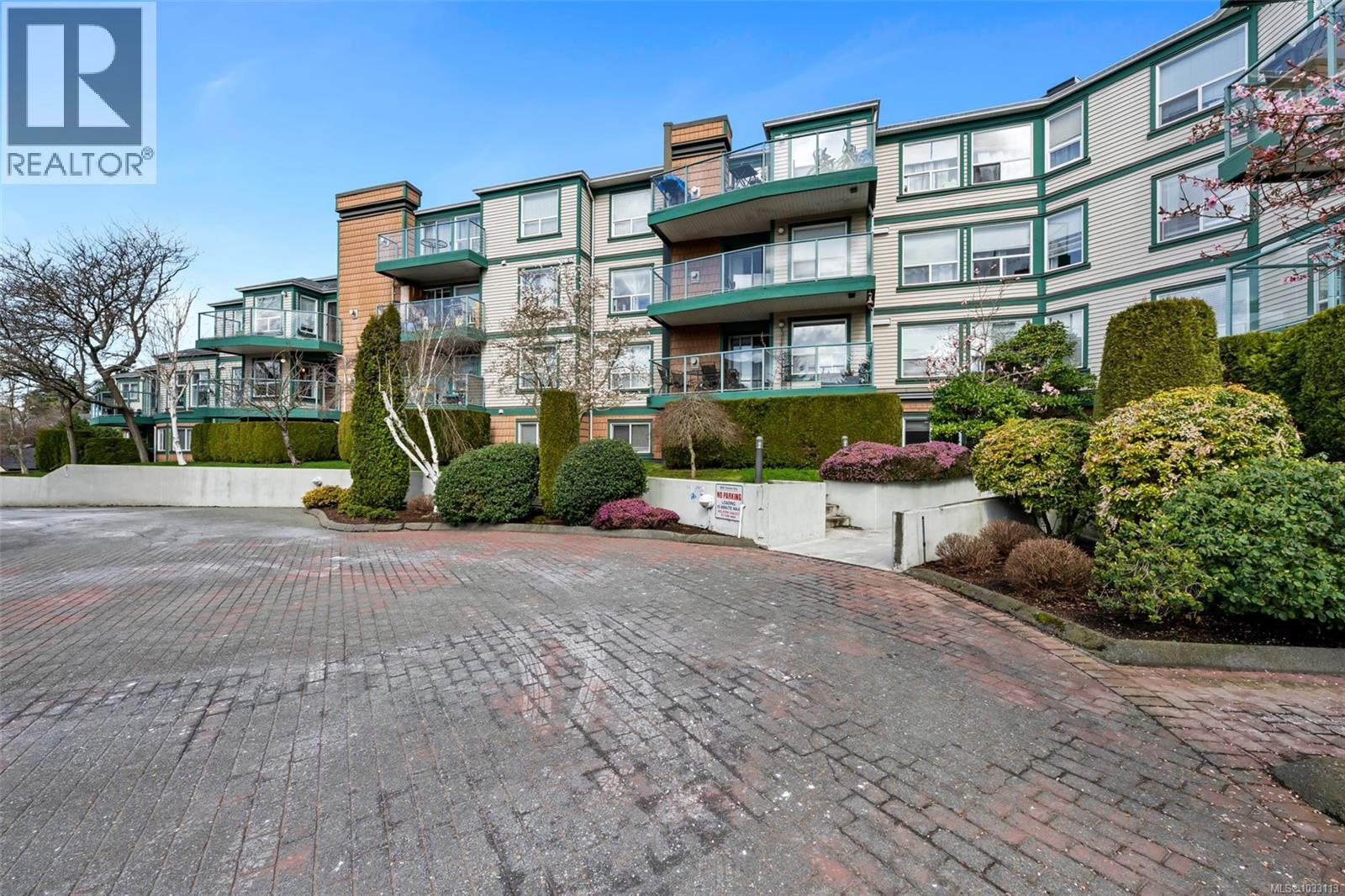 212 899 Darwin Avenue, Saanich