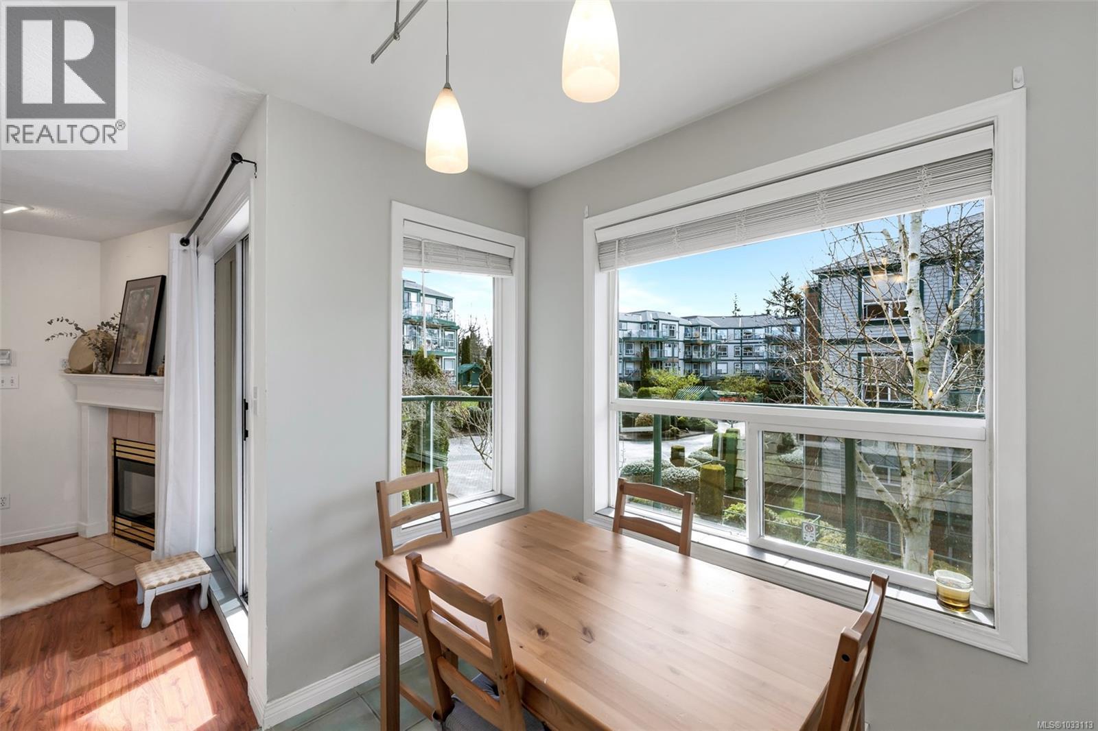 212 899 Darwin Avenue, Saanich