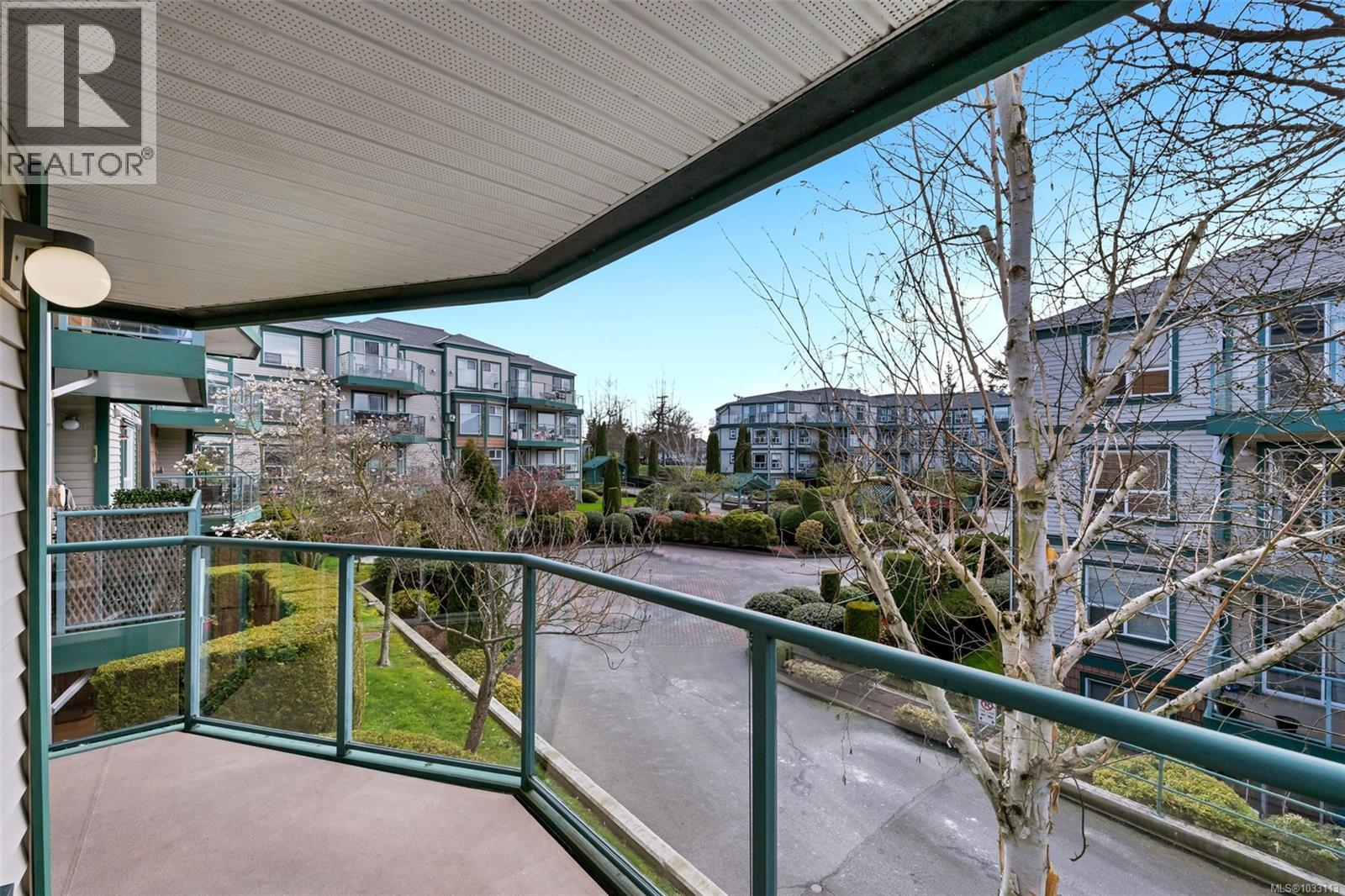 212 899 Darwin Avenue, Saanich