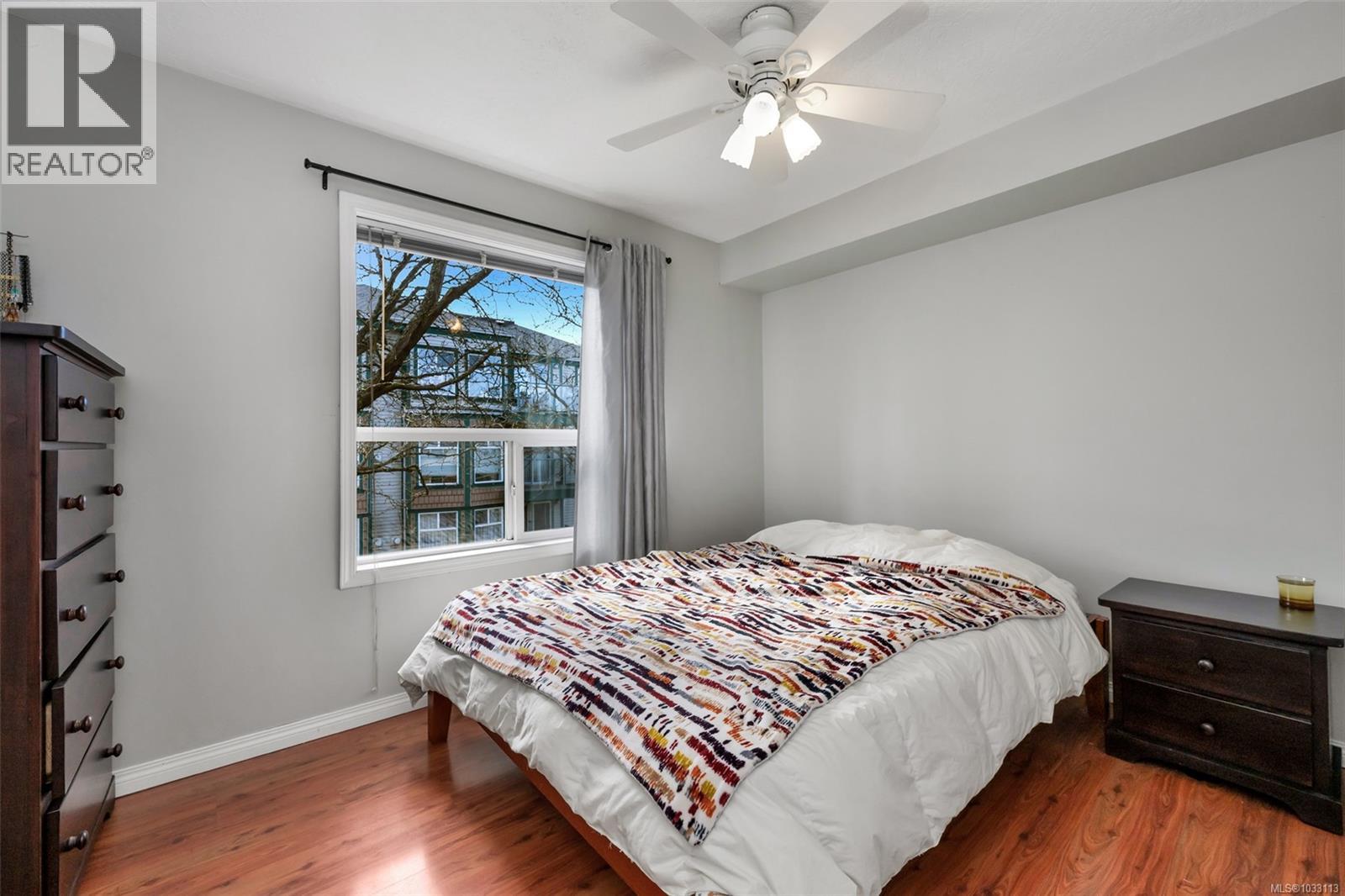 212 899 Darwin Avenue, Saanich