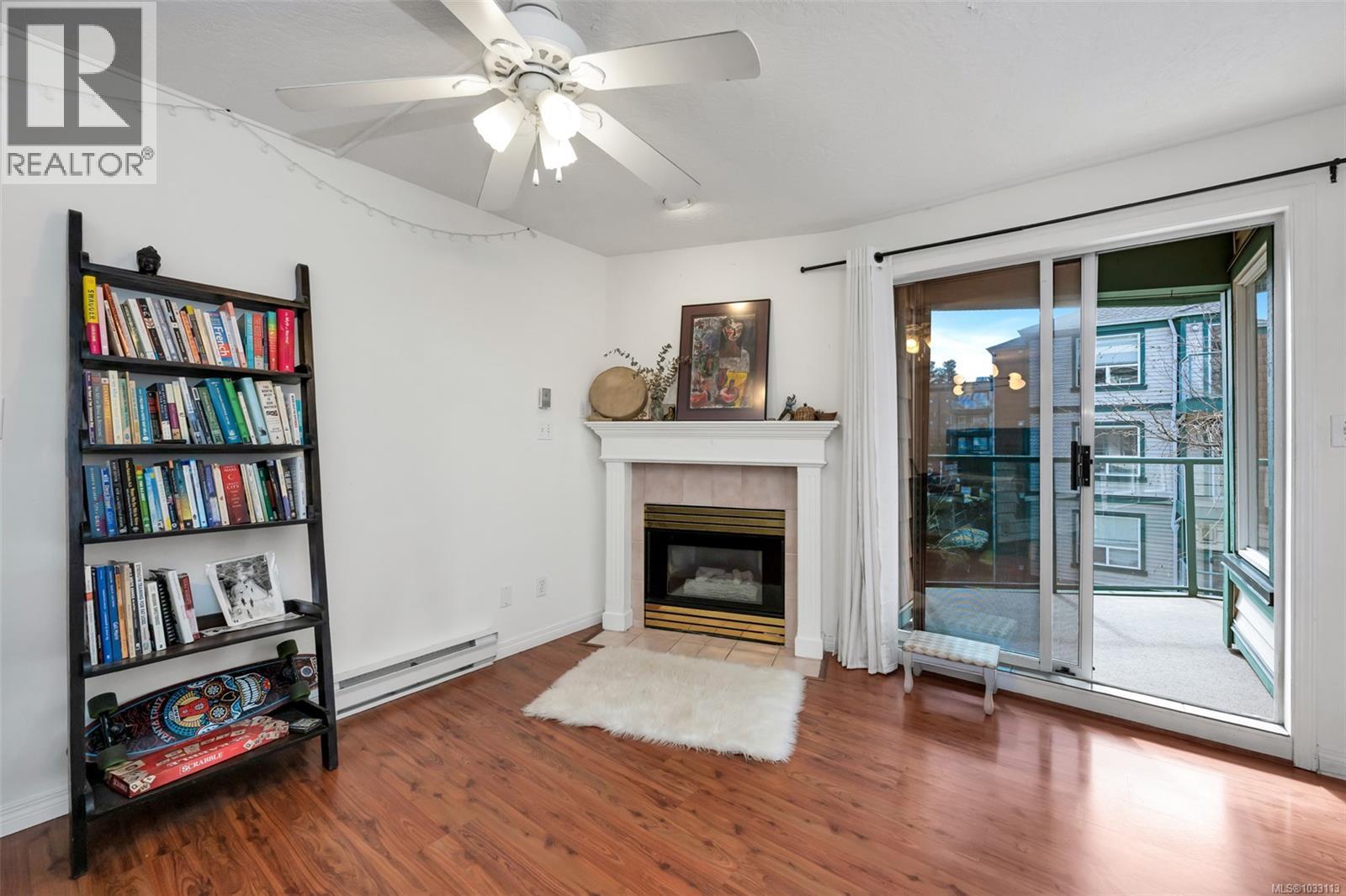 212 899 Darwin Avenue, Saanich