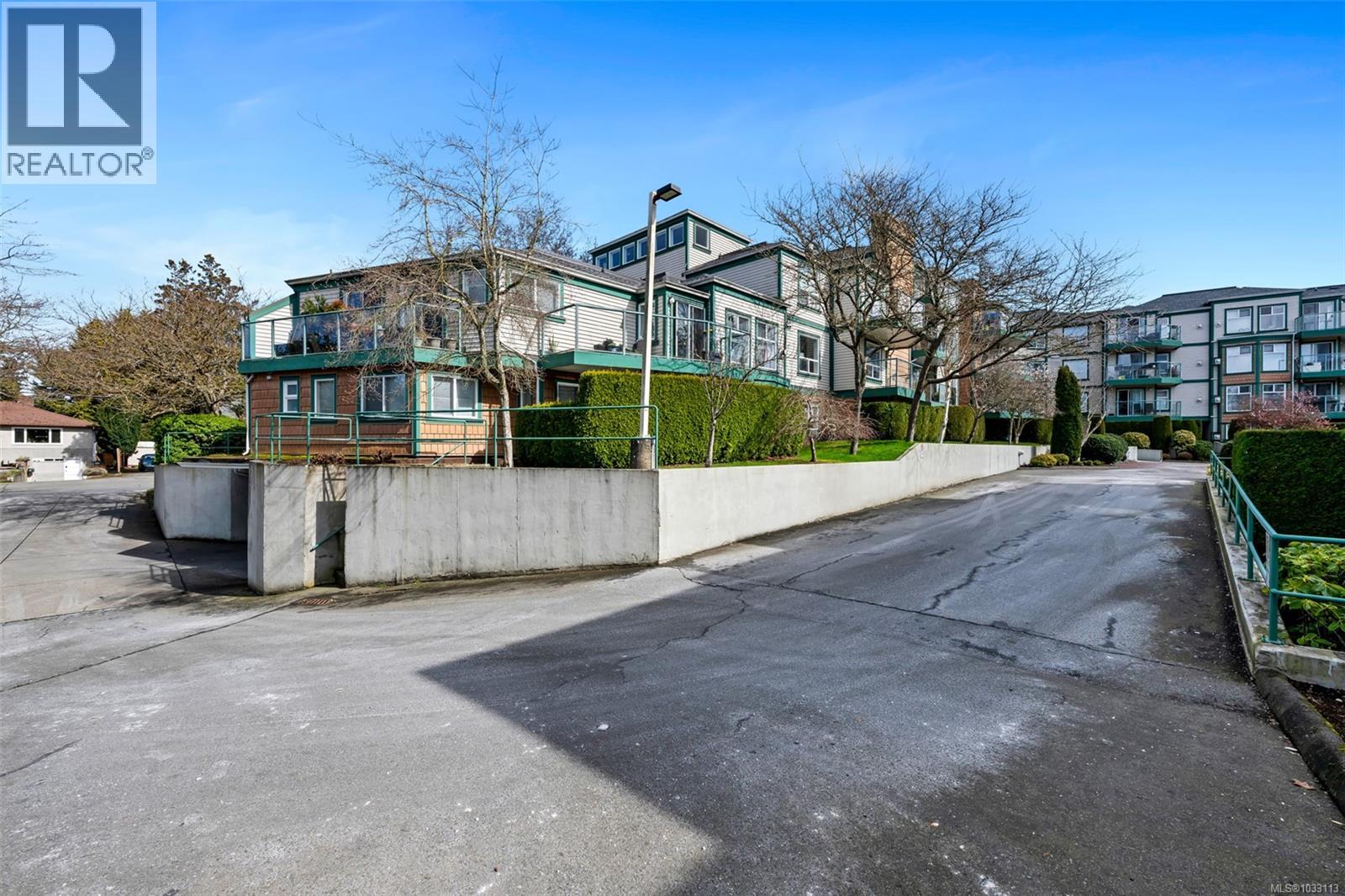 212 899 Darwin Avenue, Saanich