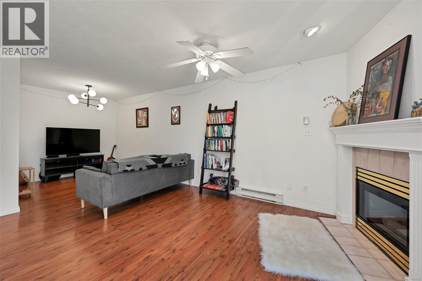 212 899 Darwin Avenue, Saanich