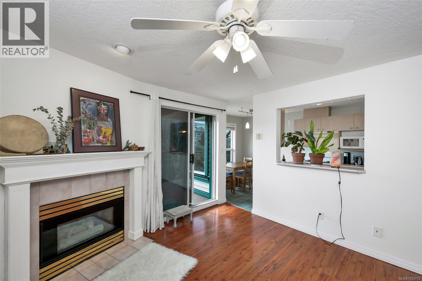 212 899 Darwin Avenue, Saanich