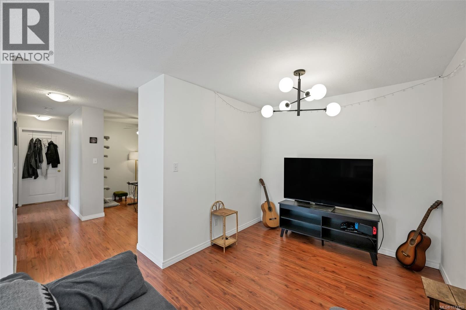 212 899 Darwin Avenue, Saanich