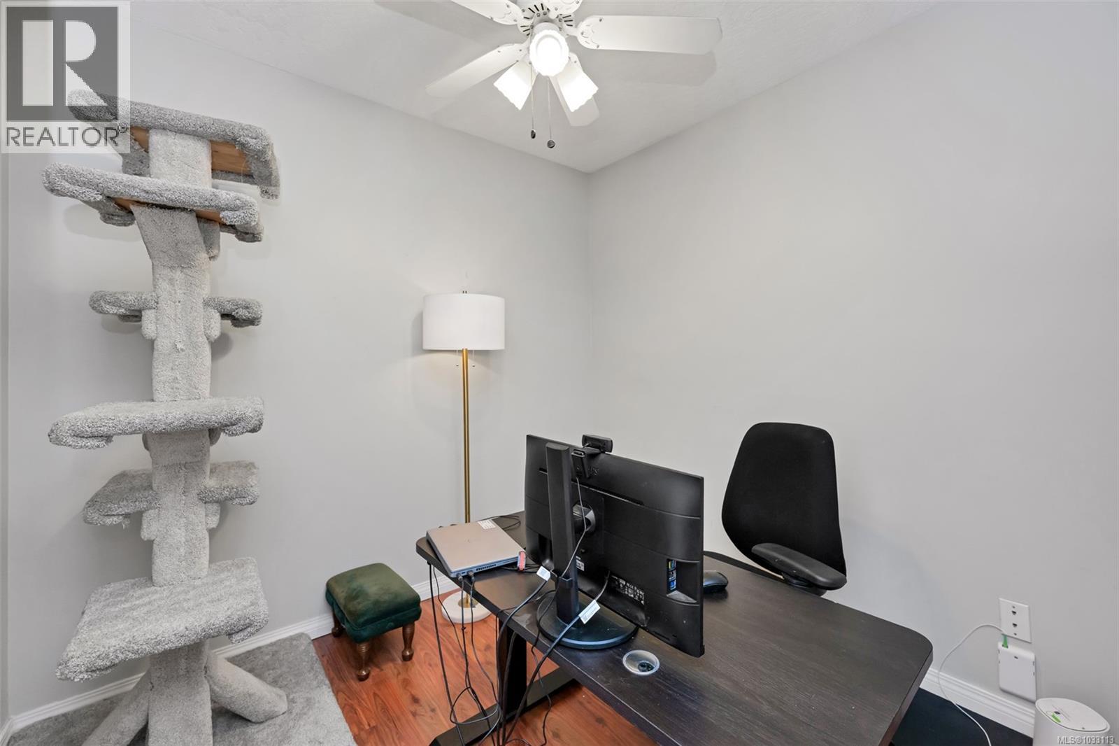 212 899 Darwin Avenue, Saanich