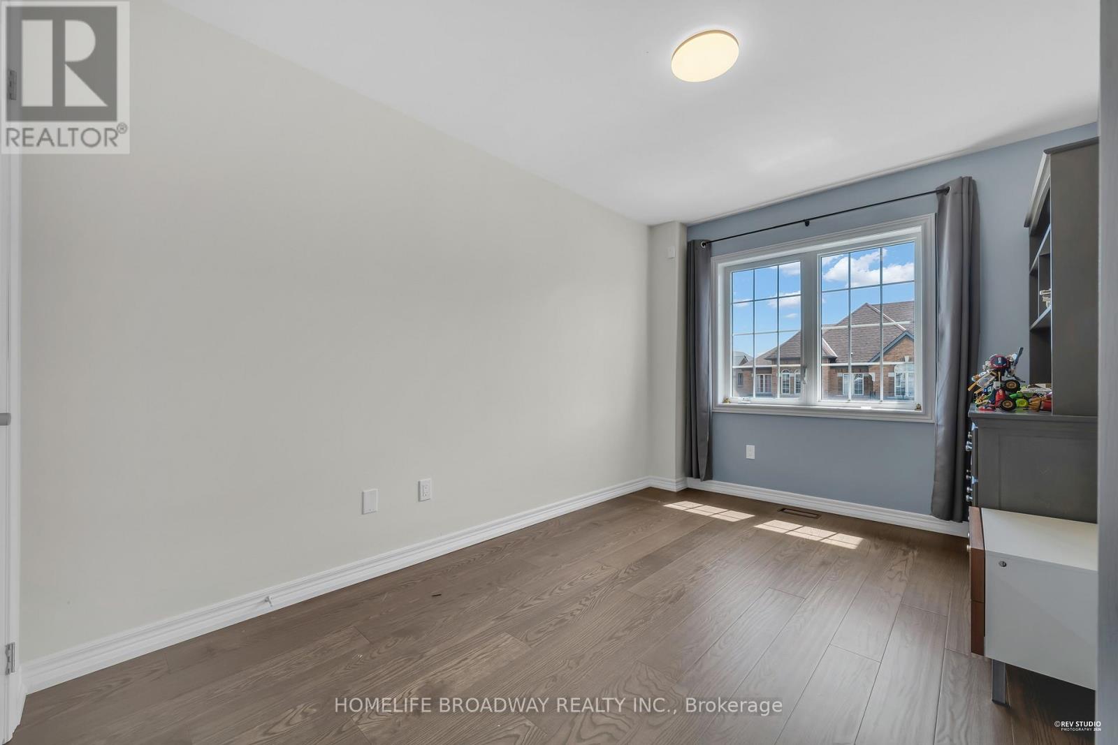 28 PAPER MILLS CRESCENT - 31