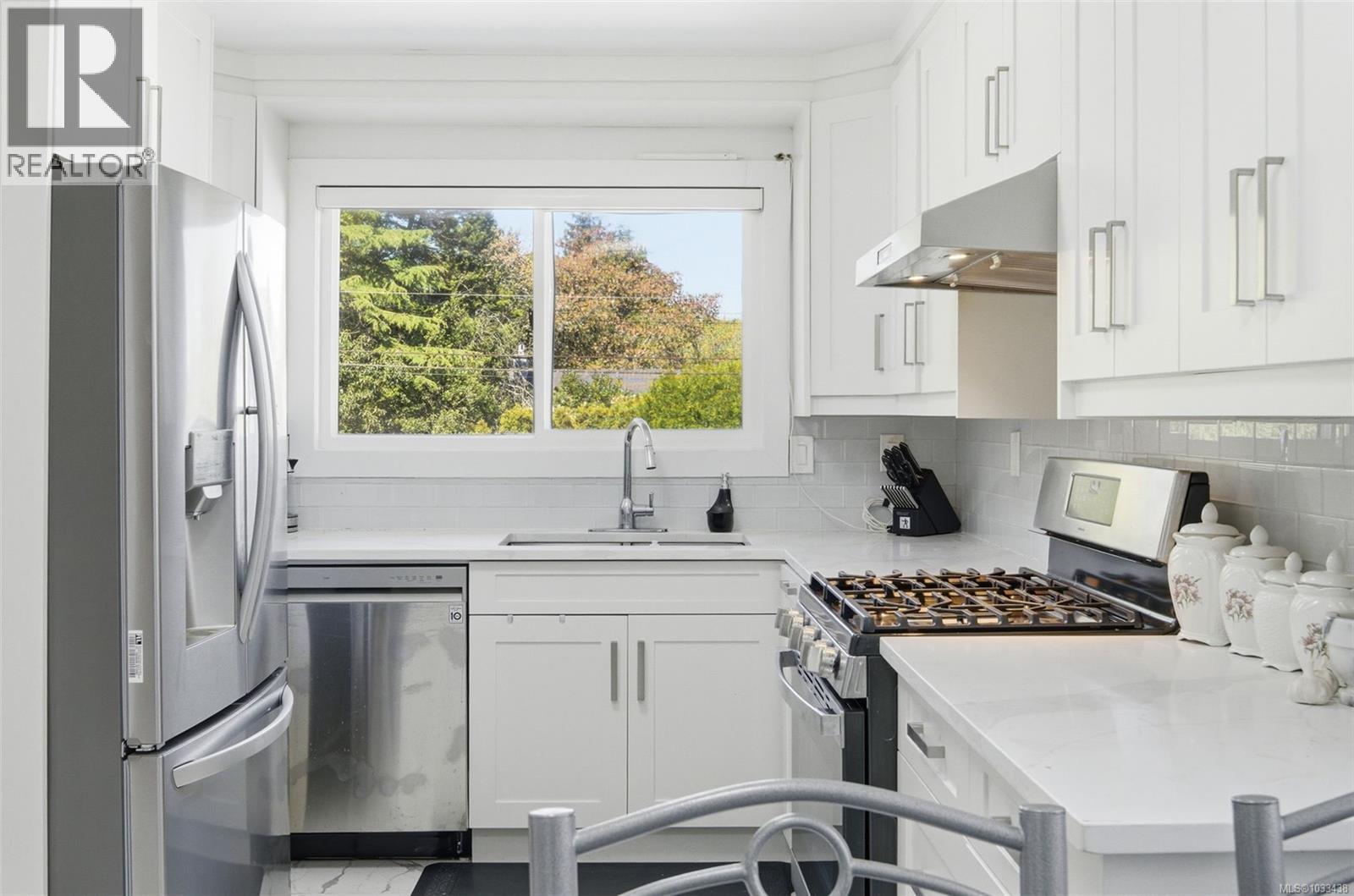  4351 TORQUAY Drive, Saanich