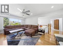 Kitchen - 4351 Torquay Dr, Saanich, BC V8N3L3 Photo 6