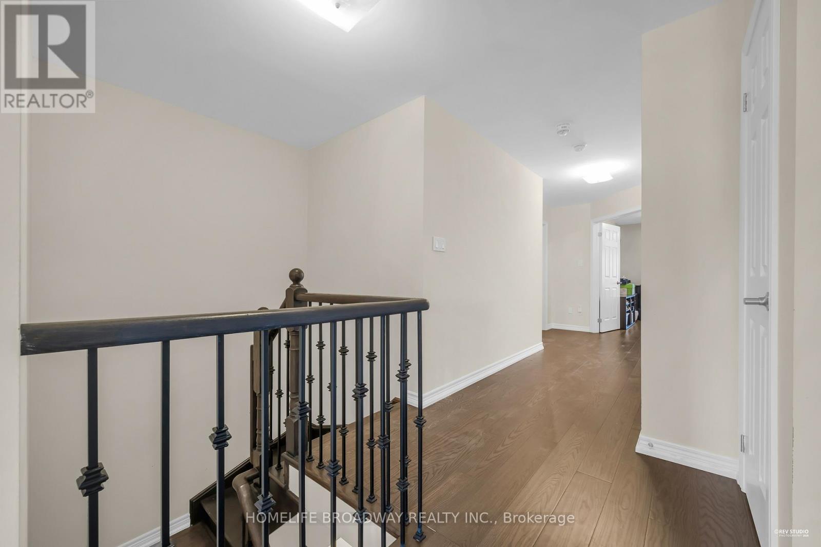 28 PAPER MILLS CRESCENT - 32