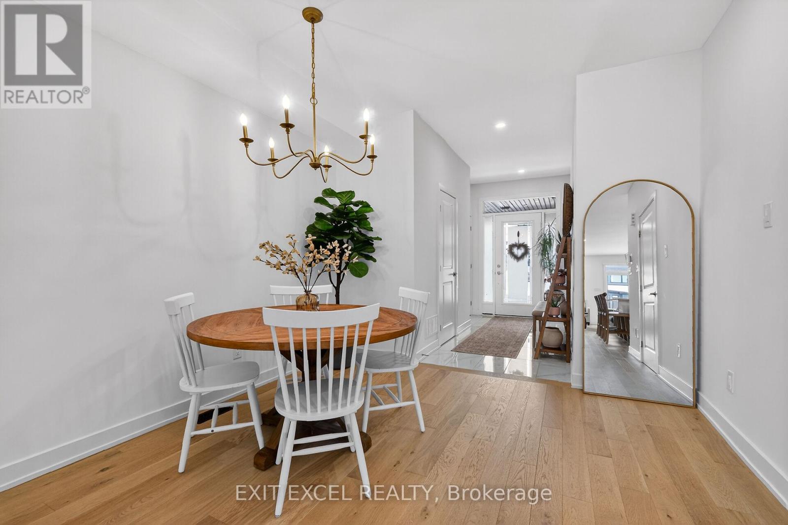 Dining Room / Foyer