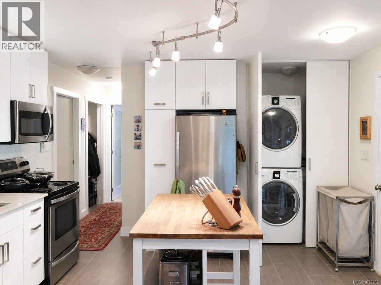  774 Destrube Place, Saanich