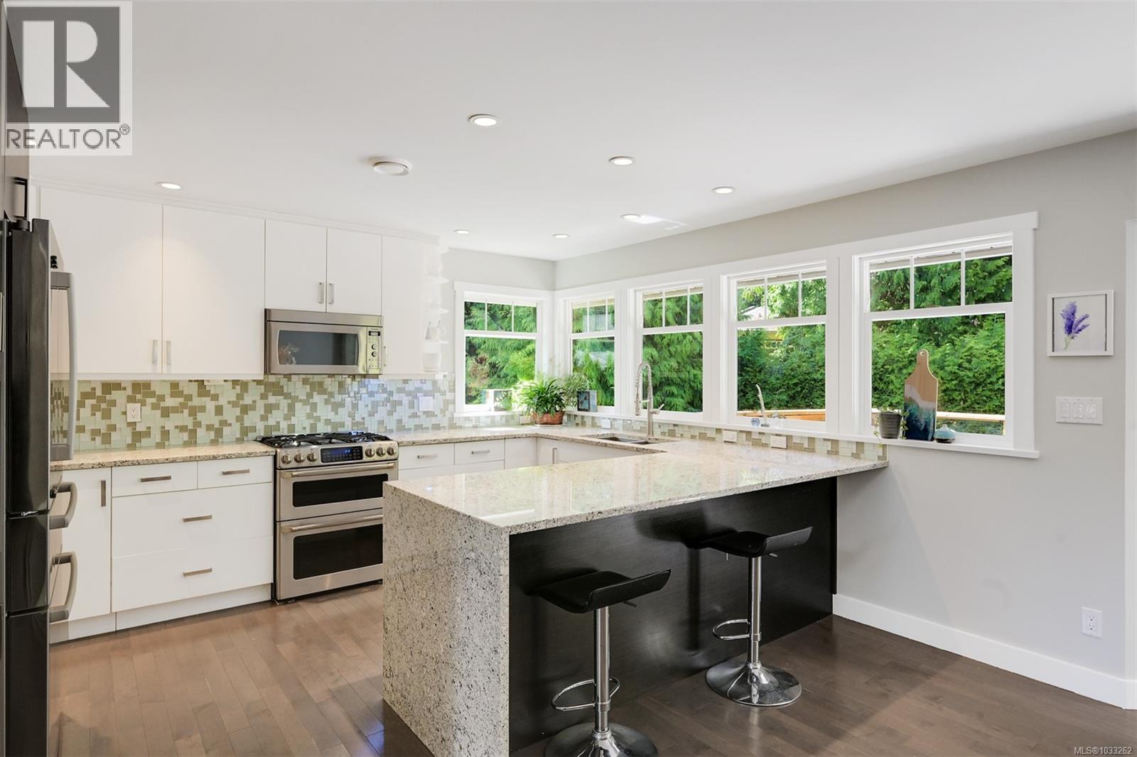  774 Destrube Place, Saanich