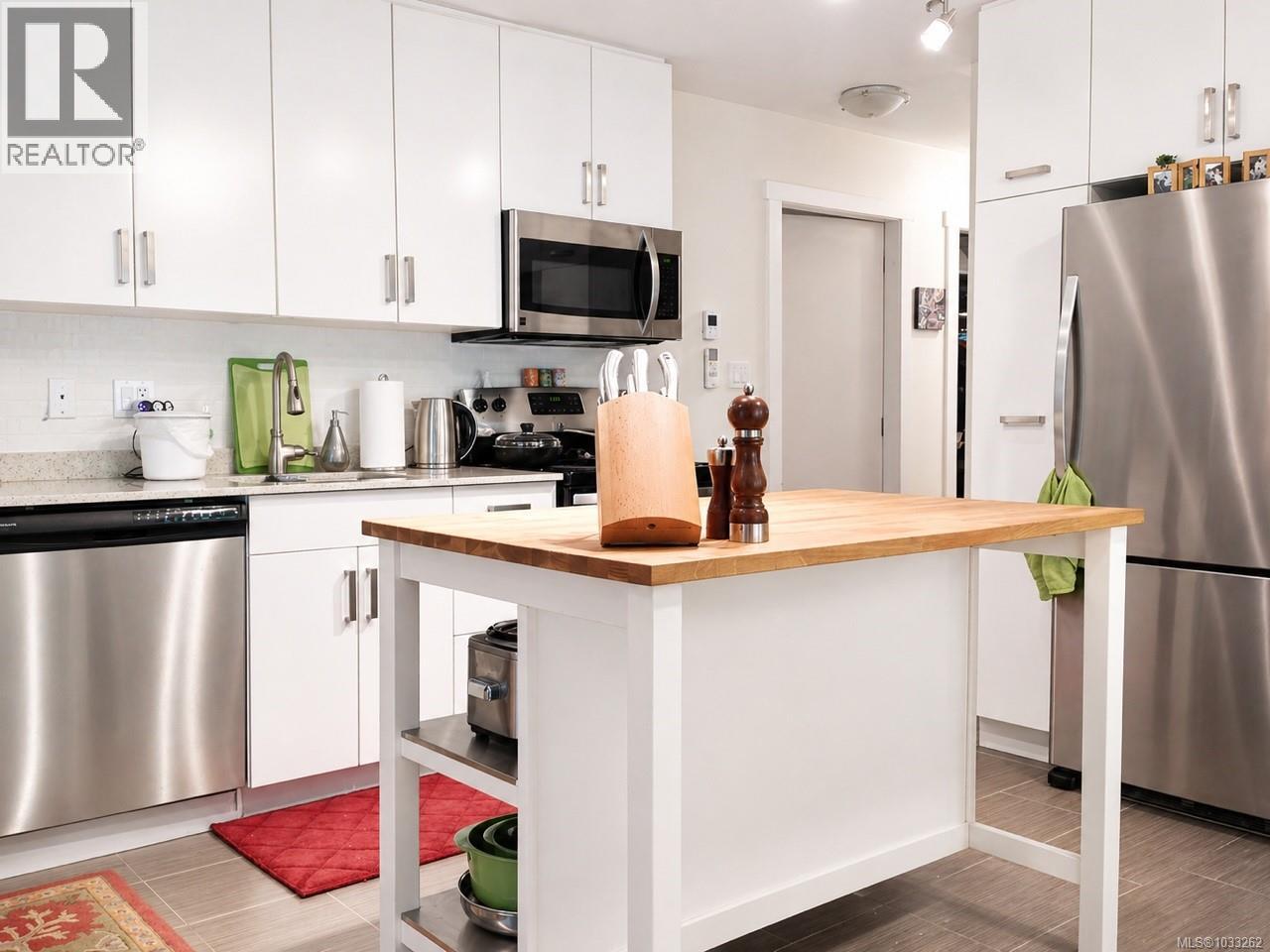  774 Destrube Place, Saanich