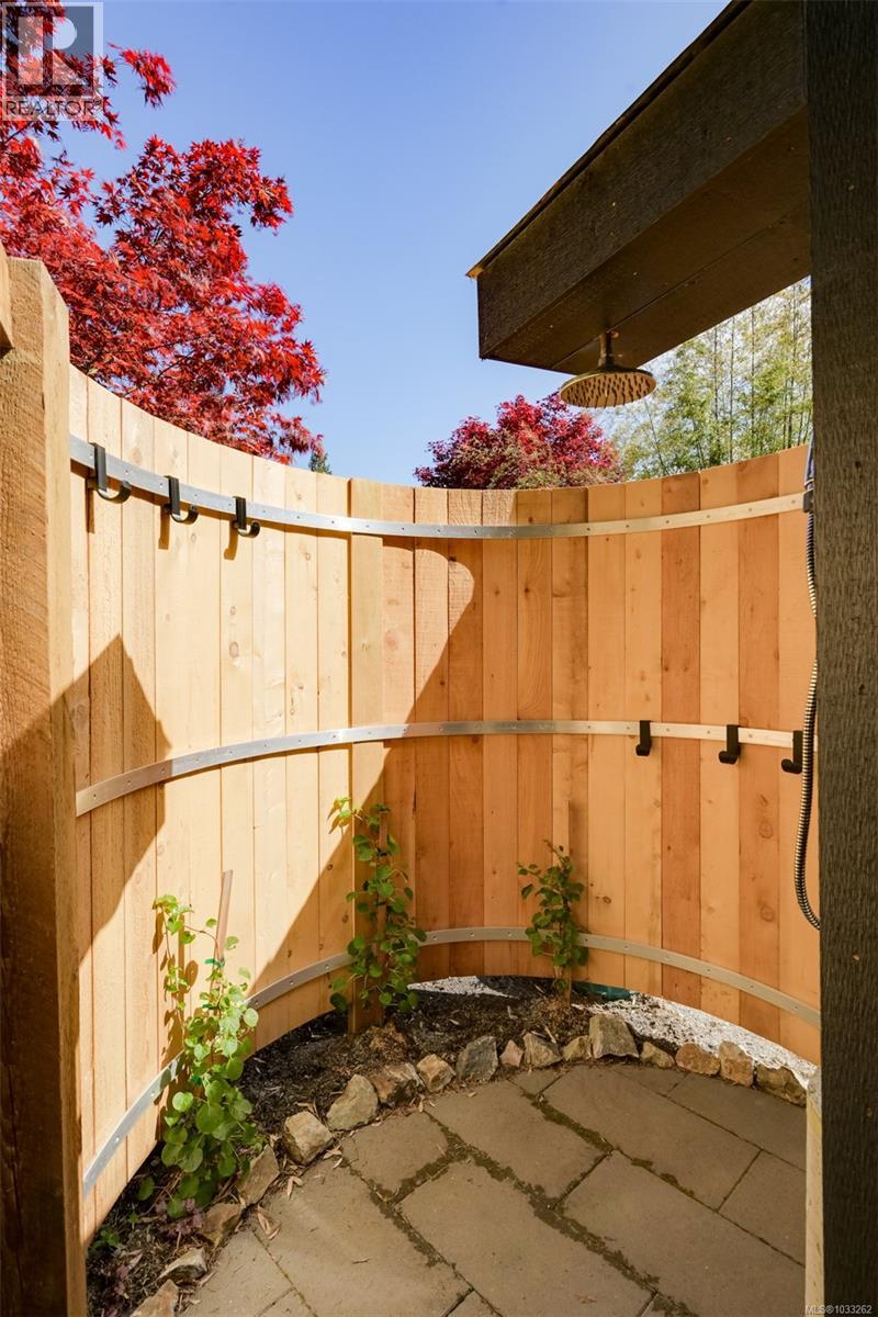  774 Destrube Place, Saanich