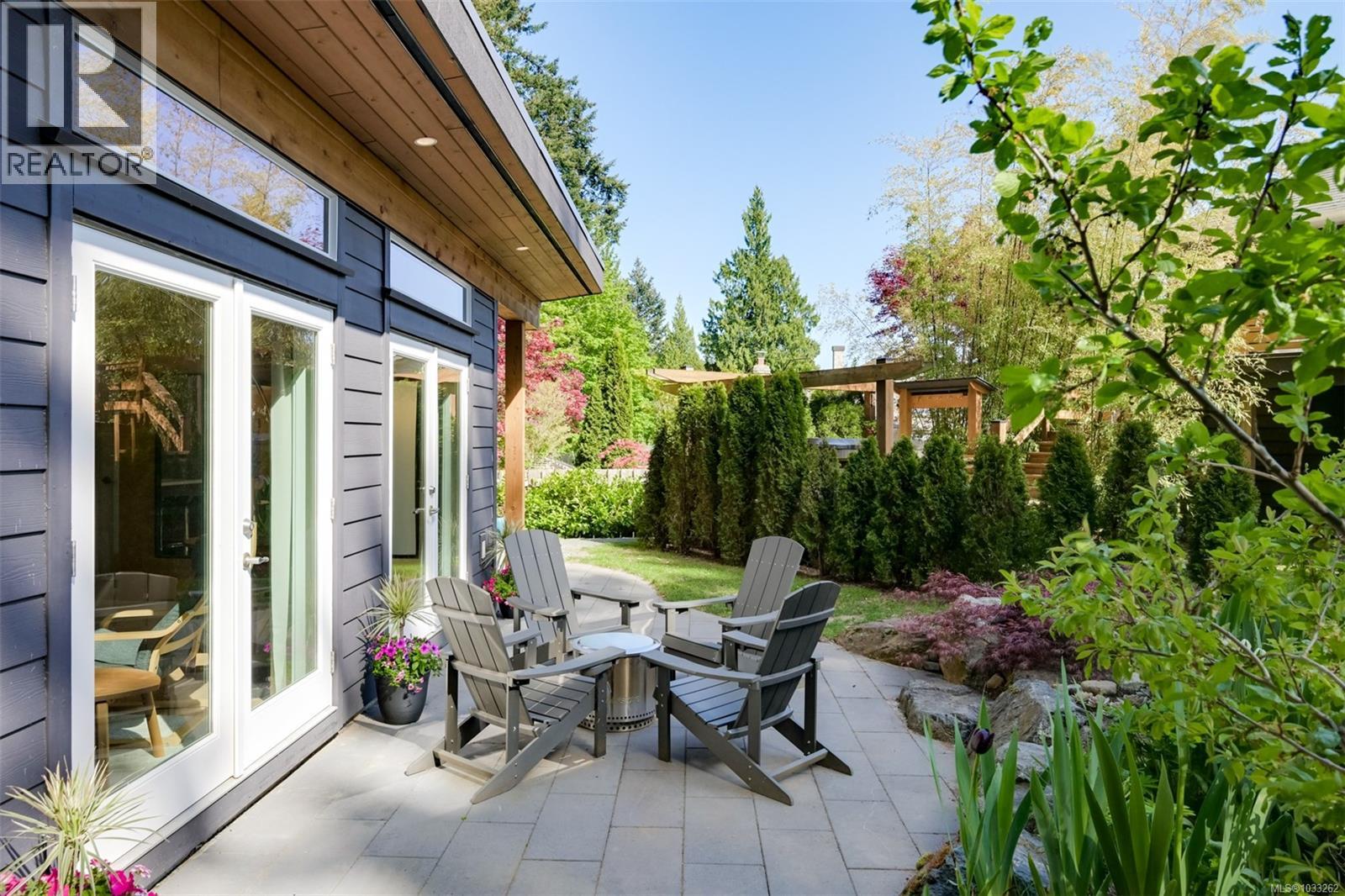  774 Destrube Place, Saanich