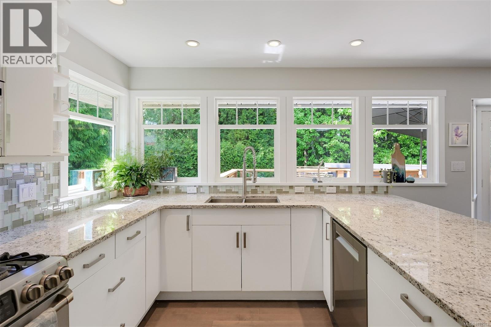  774 Destrube Place, Saanich