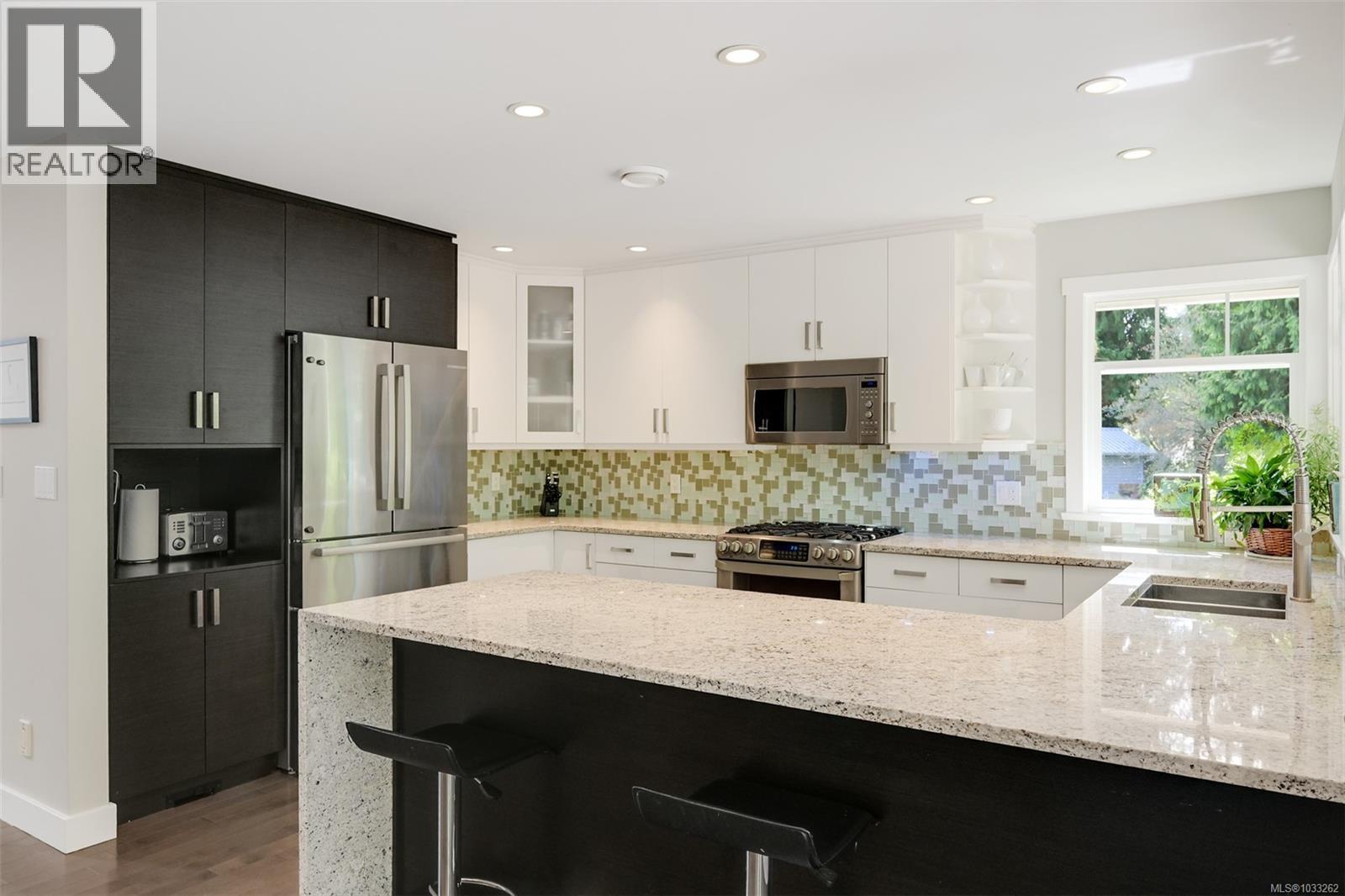  774 Destrube Place, Saanich