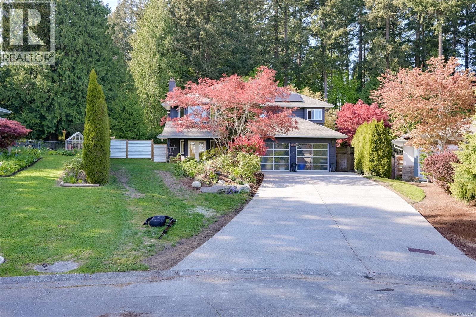 774 Destrube Place, Saanich