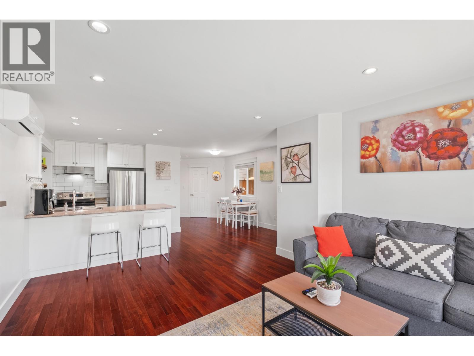 318 W 18TH STREET — photo 2
