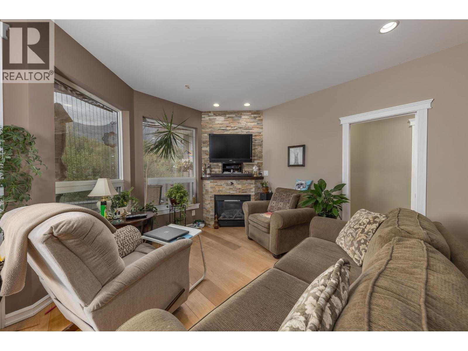 37738 THIRD AVENUE, Squamish