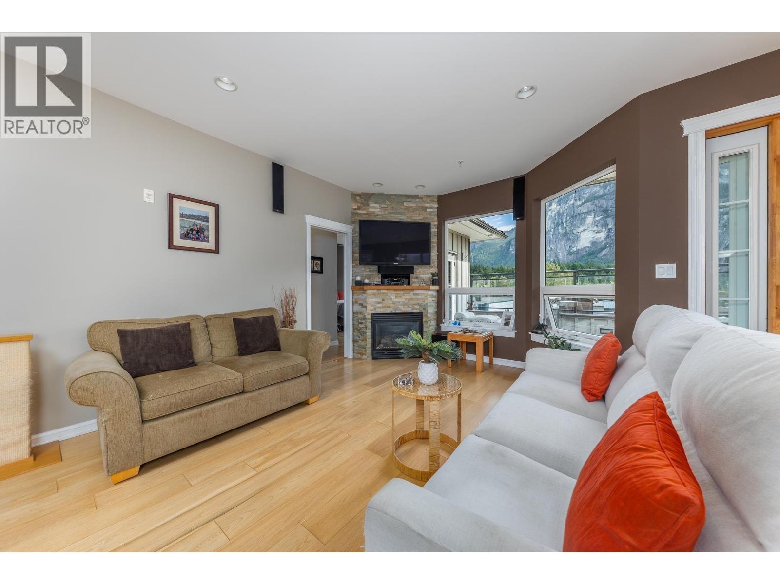 37738 THIRD AVENUE, Squamish