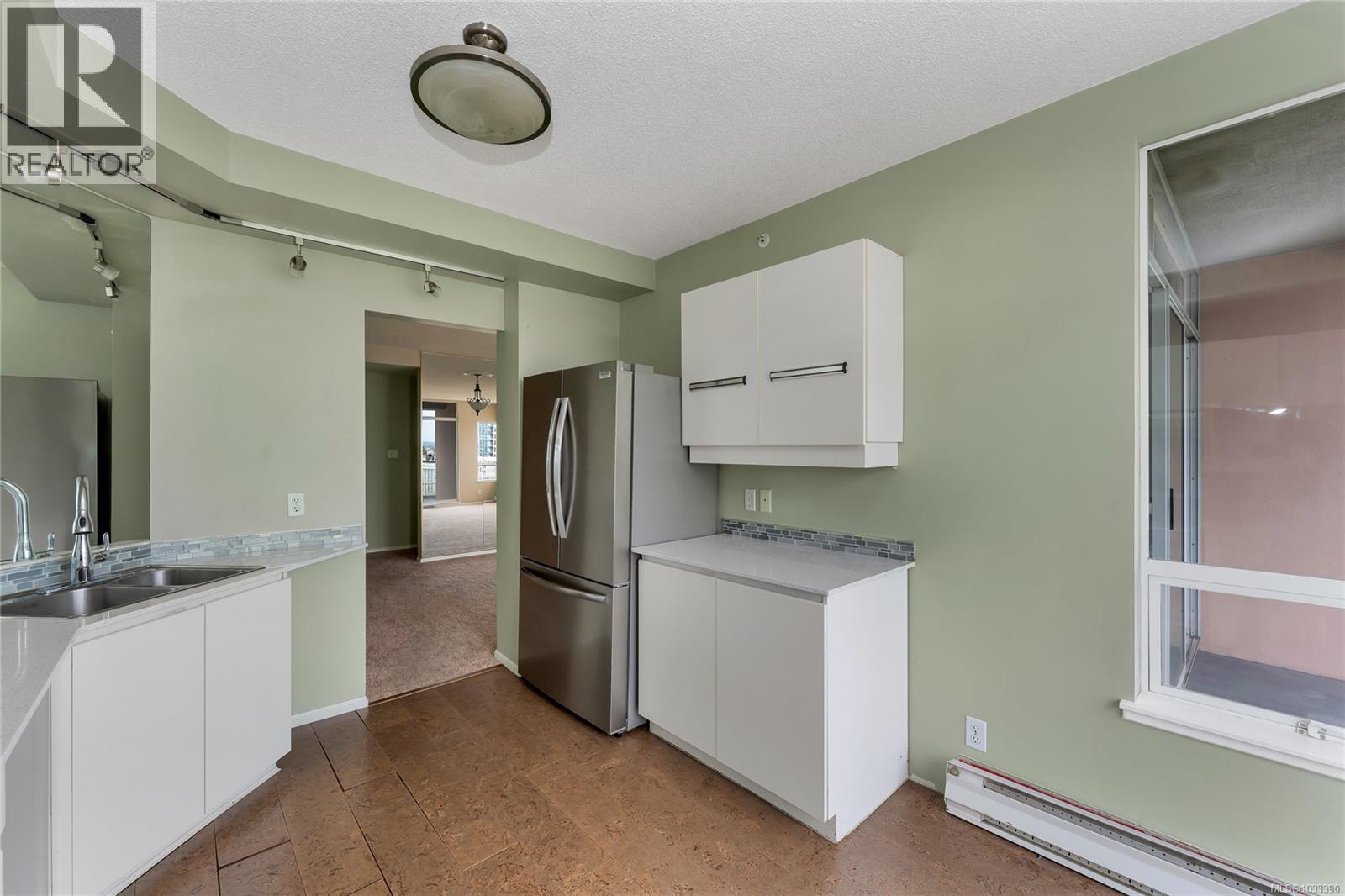 #1004 1020 View St - 4