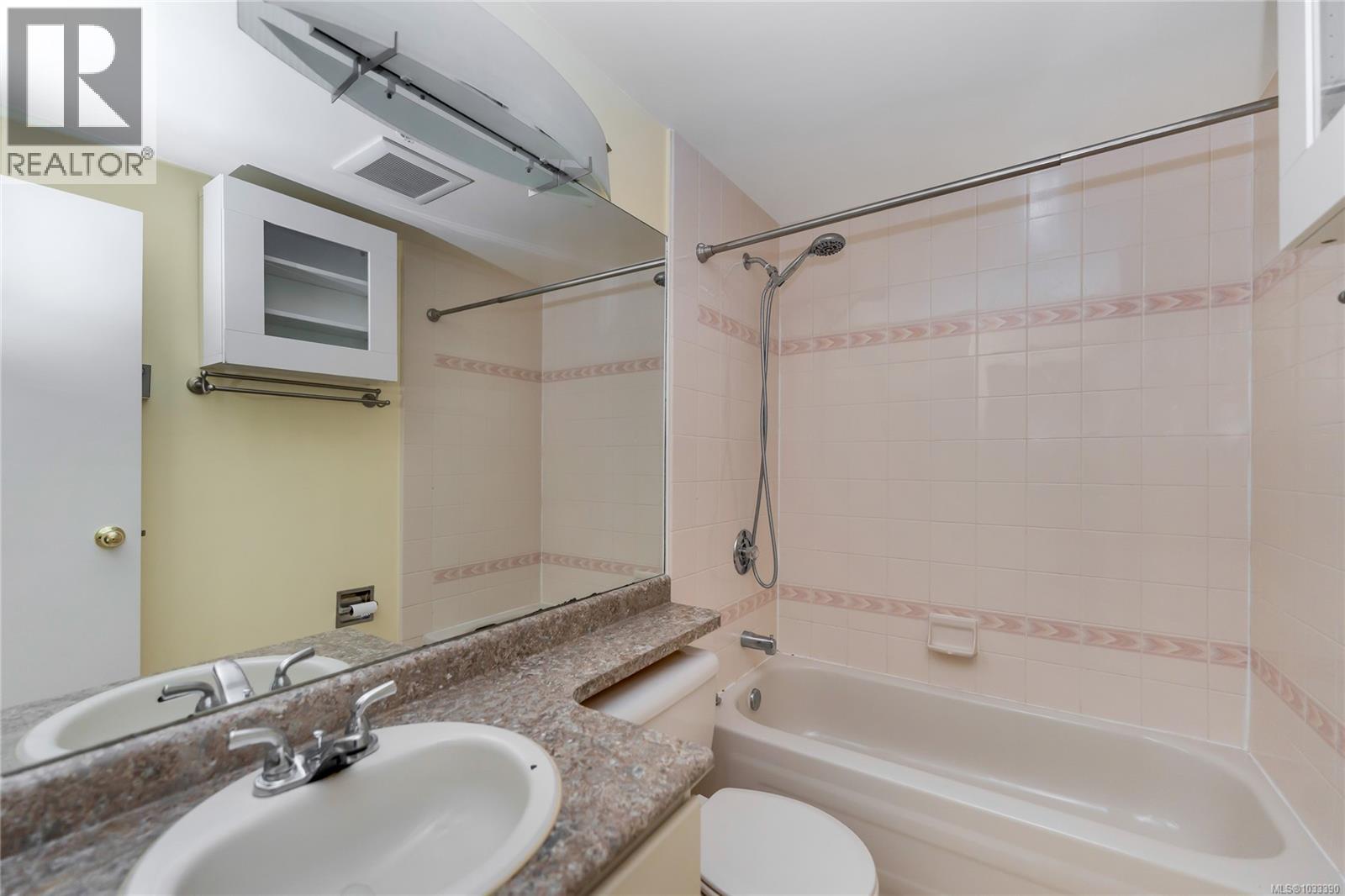 #1004 1020 View St - 9