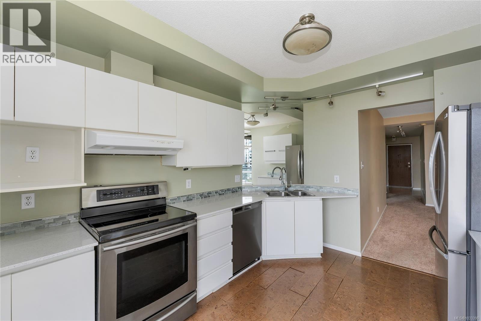 #1004 1020 View St - Image 3