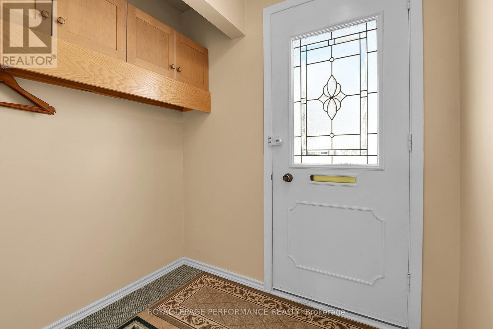 Foyer w/storage
