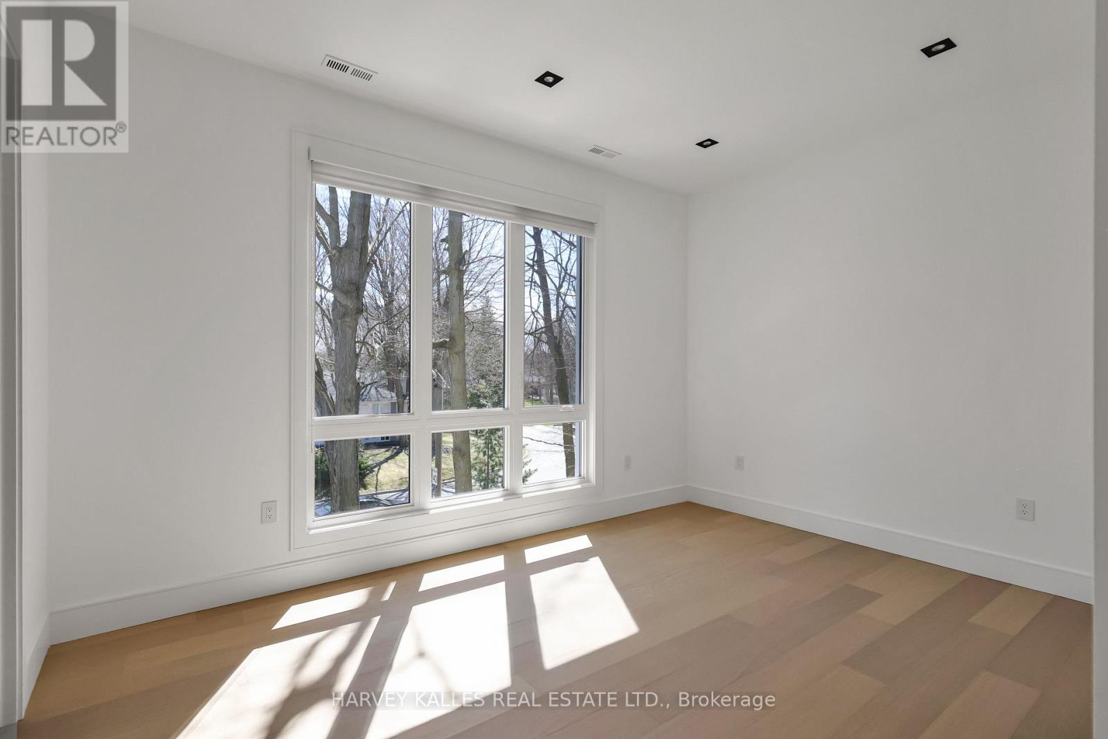 193 BEECHWOOD CRESCENT - 31