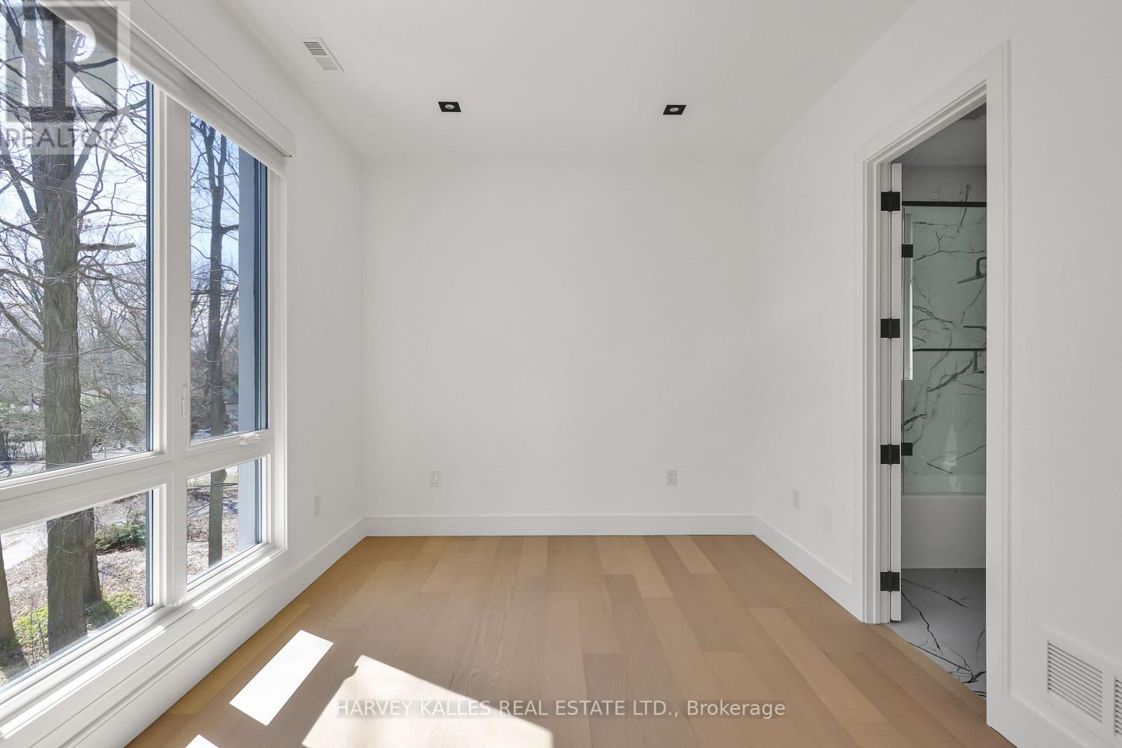193 BEECHWOOD CRESCENT - 32