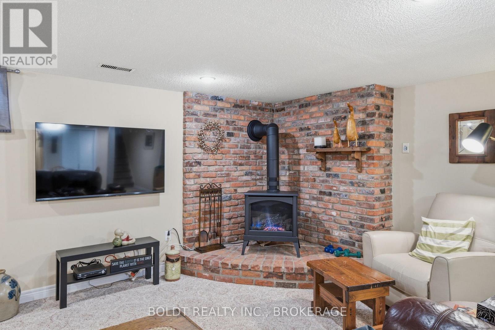 95 PRINCE CHARLES DRIVE — photo 33