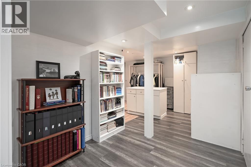 2407 HEMLOCK Court - 25