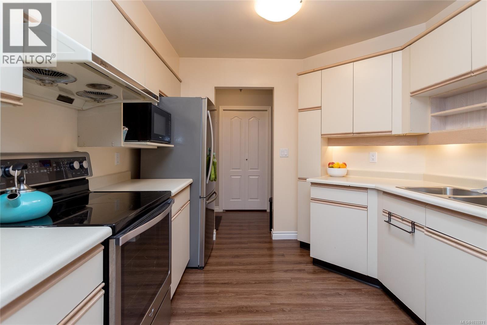 315 3931 Shelbourne Street, Saanich