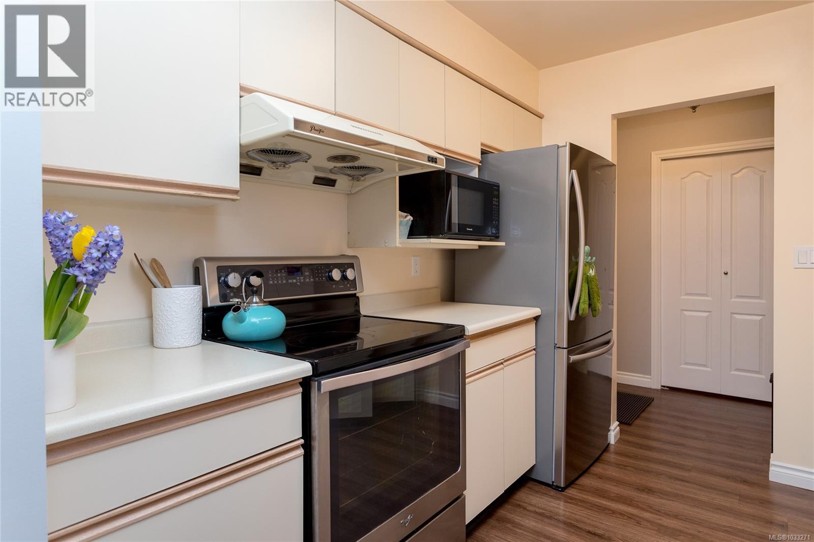 #315 3931 Shelbourne St - 12