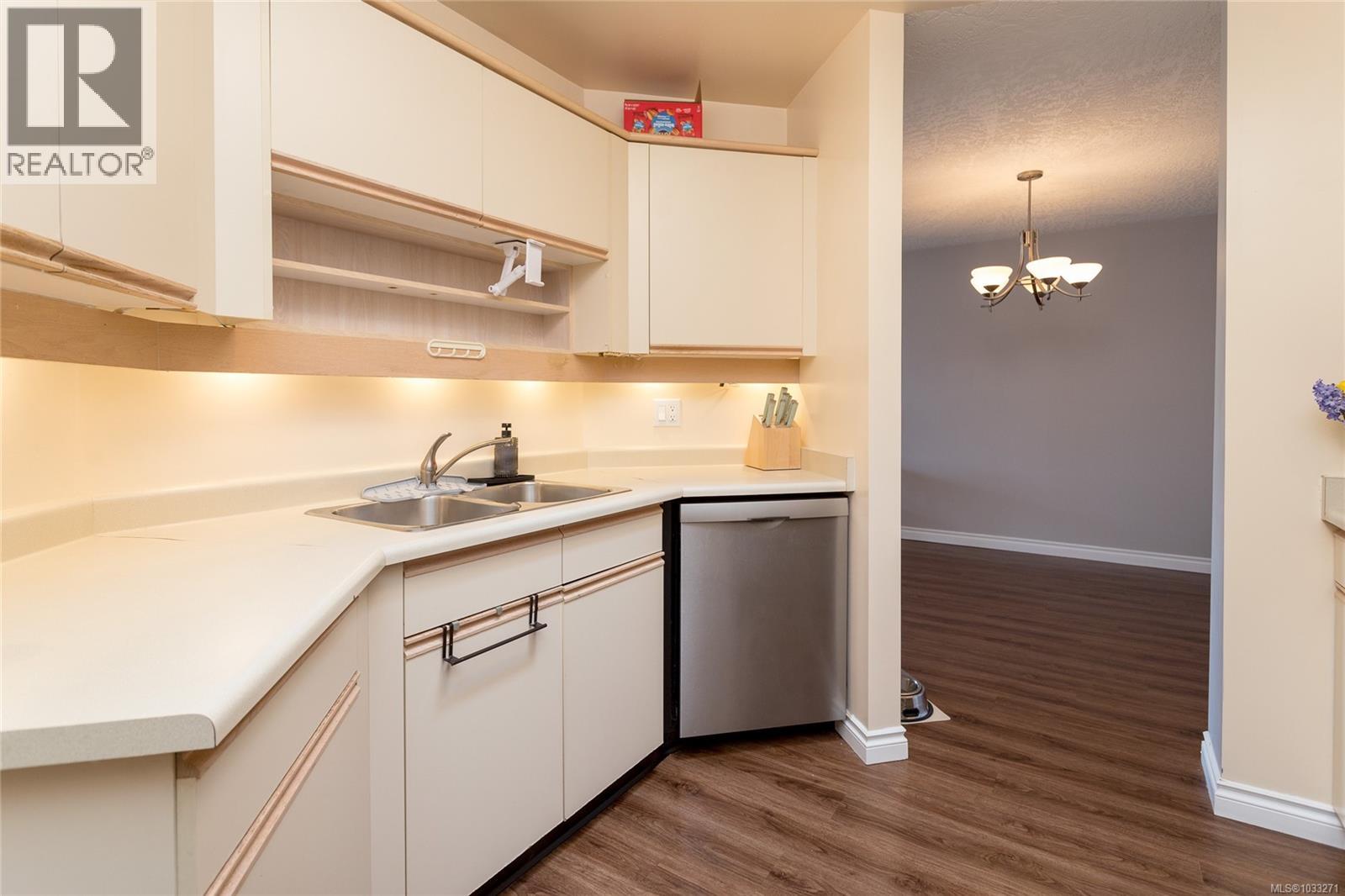 315 3931 Shelbourne Street, Saanich